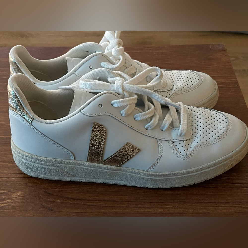 V-10 Bicolor Metallic Low-Top Sneakers